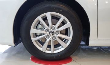 Bản thấp nhất 2.0G sử dụng la-zăng 16 inch đa chấu nhỏ hơn và lốp 205/65R16.