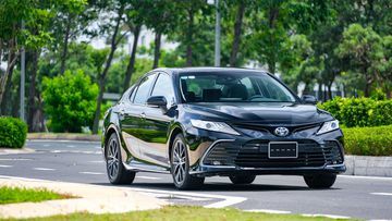 Thay vì kiểu dáng truyền thống, lạc hậu, Toyota Camry 2023 mang phong cách trẻ trung, lịch lãm hơn, đặc trưng bởi tinh thần doanh nhân và sự tiên phong trong công nghệ Hybrid