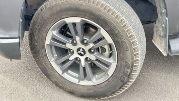 Mitsubishi Triton 2024 bản thường vẫn sử dụng mâm 17 inch phay 2 tone màu và lốp 254/65R17.