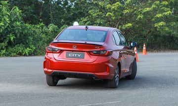 Đuôi Xe Honda City 2023 Có Phần Cân Đối Hơn Trước Nhờ Việc Tăng Bề Rộng Và Giảm Chiều Cao