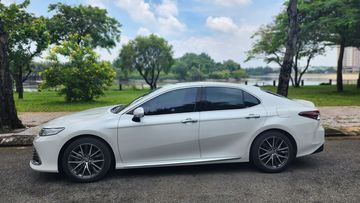 Thân xe Toyota Camry 2023 mềm mại và lôi cuốn với trọng tâm thấp và dáng vẻ thanh thoát, tự tin hơn là dịu dàng.