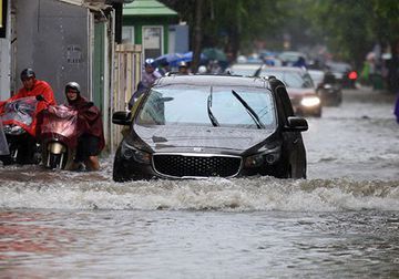 Xe bị thủy kích: khi xe chạy trong khu vực ngập nước, nước tràn vào đường hút gió của động cơ, làm động cơ chết máy đột ngột.
