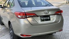 Đuôi xe của Toyota Vios E MT được thiết kế mang tính cảm xúc với những góc cạnh sắc nét.