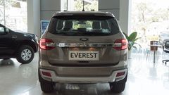 Các chi tiết trên đuôi xe của Ford Everest 2022 to bản, được thiết kế theo hướng ngang