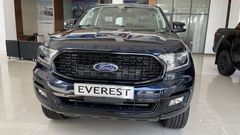 Mặt ca lăng của Ford Everest 2022 được sơn đen bóng thay vì mạ crom như phiên bản trước