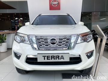 Đầu xe Nissan Terra 2021 với nhiều chi tiết được làm bằng chất liệu chrome.