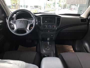 Khoang cabin của Mitsubishi Triton 4X2 MT có ít điểm nhấn hơn.