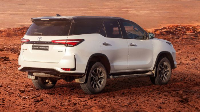 Toyota Fortuner hybrid 2024 ra mắt toàn cầu, sắp có mặt tại Việt Nam toyota-fortuner-rear.webp