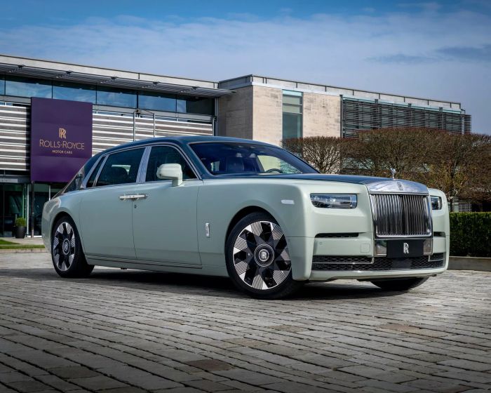 Rolls-Royce ra mắt bộ sưu tập xe mới trước thềm triển lãm ô tô Bắc Kinh Rolls-Royce-Spirit-of-Expression-collection-422-2.webp