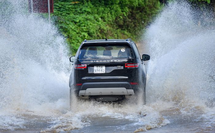 Trèo đèo, lội suối săn mây Y Tý trên chiếc Land Rover sang trọng dsc-9658-copy.jpg