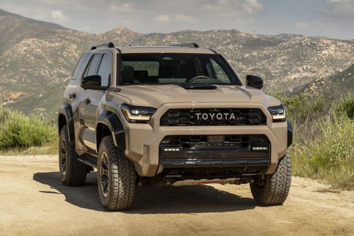 Toyota 4Runner 2025 chính thức ra mắt với loạt cải tiến đáng chú ý, quyết tâm cạnh tranh với Wrangler và Bronco 2025-toyota-4runner-trdpro-mudbath-017-2048x1366.webp