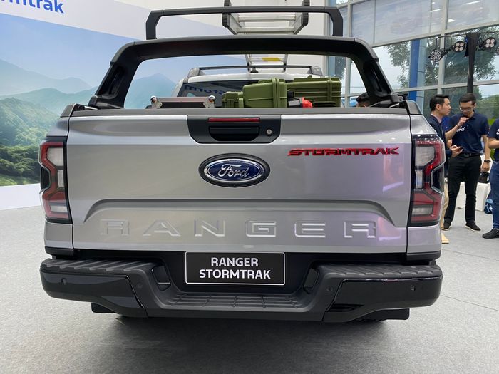 Khám phá hình ảnh thực tế của Ford Ranger Stormtrak 2024 tại đại lý, với giá từ 1,039 tỷ đồng ford-ranger-3.jpg