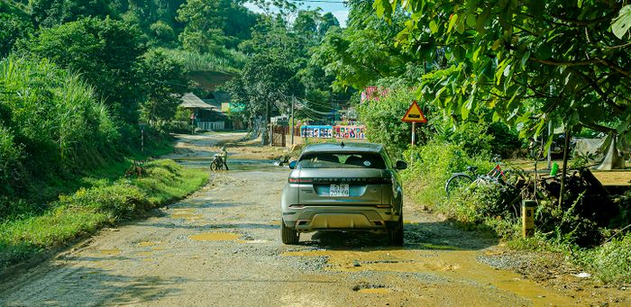 Trèo đèo, lội suối săn mây Y Tý trên chiếc Land Rover sang trọng landrover-road-trip-2020-day1-36.JPG