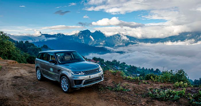 Trèo đèo lội suối để săn mây tại Y Tý trên chiếc xe Land Rover sang trọng.