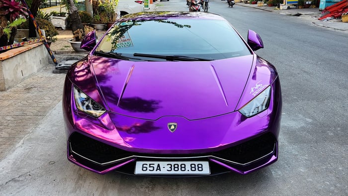 Một doanh nhân ở Cần Thơ đã chi hơn 8 tỷ để sở hữu một chiếc Lamborghini Huracan và gắn thêm biển số tứ quý 8.