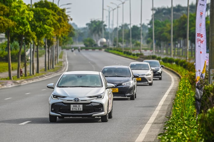 Toyota Việt Nam giảm giá mạnh Vios và Veloz Cross, sẵn sàng ra mắt Hilux 2024