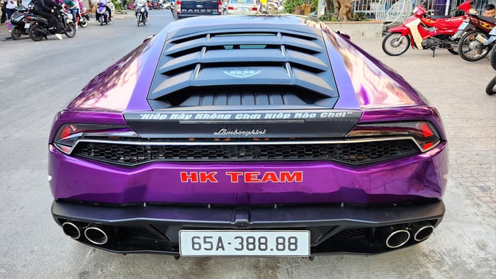 Một doanh nhân ở Cần Thơ đã chi hơn 8 tỷ để sở hữu một chiếc Lamborghini Huracan và gắn thêm biển số tứ quý 8.