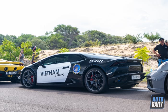 Một doanh nhân ở Cần Thơ đã chi hơn 8 tỷ để mua chiếc Lamborghini Huracan và gắn thêm biển số tứ quý 8.