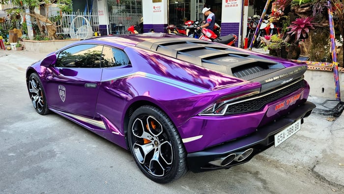 Một doanh nhân ở Cần Thơ đã chi hơn 8 tỷ để mua chiếc Lamborghini Huracan và gắn thêm biển số tứ quý 8.