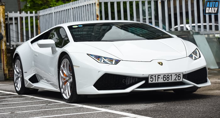 Một doanh nhân ở Cần Thơ đã chi hơn 8 tỷ để sở hữu một chiếc Lamborghini Huracan và gắn thêm biển số tứ quý 8.