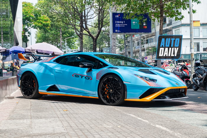 Một doanh nhân ở Cần Thơ đã chi hơn 8 tỷ để mua chiếc Lamborghini Huracan và gắn thêm biển số tứ quý 8.