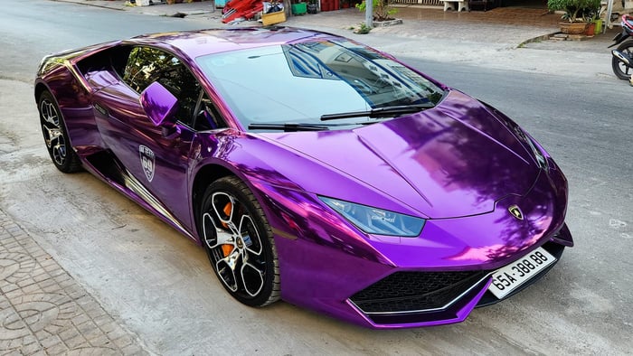 Một doanh nhân ở Cần Thơ đã chi hơn 8 tỷ để mua chiếc Lamborghini Huracan và gắn thêm biển số tứ quý 8.