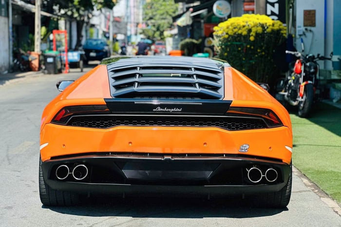 Một doanh nhân thành đạt ở Cần Thơ đã chi hơn 8 tỷ để sở hữu chiếc Lamborghini Huracan, và đã gắn thêm biển số tứ quý 8.