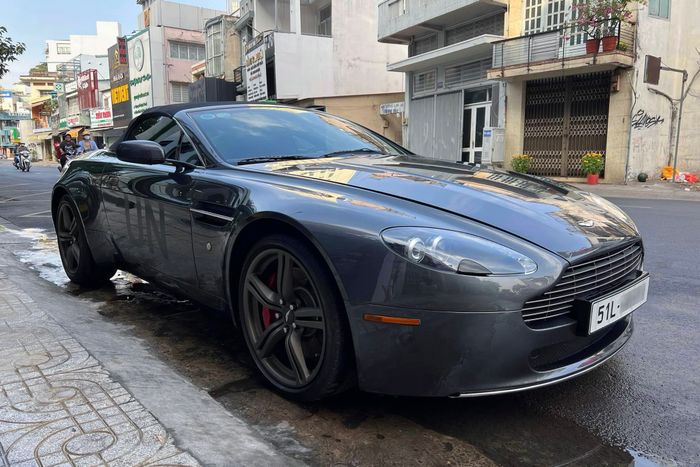 Chiếc Aston Martin Vantage Roadster hiếm có đã thuộc về ông Đặng Lê Nguyên Vũ, được ghi lại trong hình ảnh vantage-roadster-6.jpg