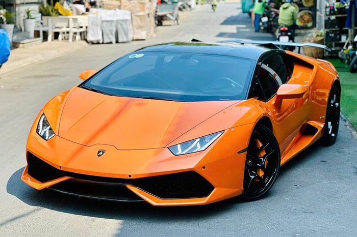 Một doanh nhân thành đạt ở Cần Thơ đã chi hơn 8 tỷ để sở hữu chiếc Lamborghini Huracan, và đã gắn thêm biển số tứ quý 8.