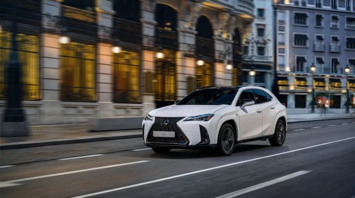 Lexus UX 2025: Mạnh mẽ hơn, tăng giá bán, hình ảnh: 2025-lexus-ux-300h-1219-23-1536x858.webp