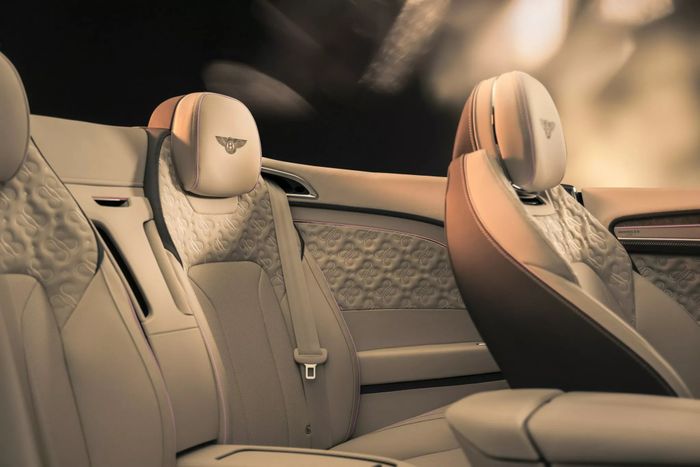 Bentley trang trí kim cương và vàng trắng lên chiếc Continental GTC phiên bản độc đáo