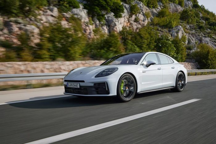 Porsche Panamera 2024 có hai mẫu hybrid mới, giá khoảng 2,8 tỷ đồng panamera-2024-Mytour-1.jpg