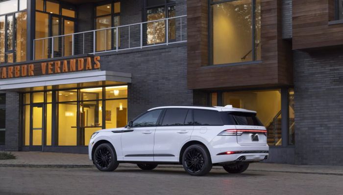 Lincoln Aviator 2025 ra mắt với diện mạo mới hấp dẫn hơn, giá tăng mạnh lincoln-aviator-reserve-with-jet-package-pristine-white-03-1536x876.webp