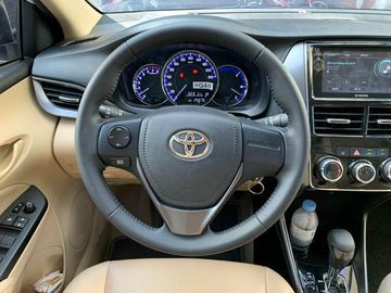 Toyota Vios 2023 vẫn trang bị vô lăng 3 chấu thể thao và tính năng điều chỉnh tay 2 hướng trên tất cả các phiên bản