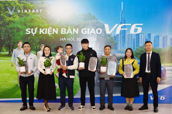 VinFast trao giao lô xe VF 6 đầu tiên cho khách hàng vf6-01.jpeg