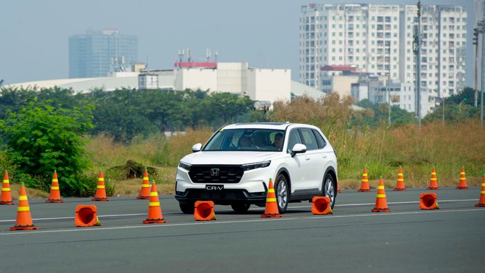 Honda mang đến nhiều chương trình ưu đãi hấp dẫn cho các dòng xe ô tô trong tháng 12/2023 crv.JPG