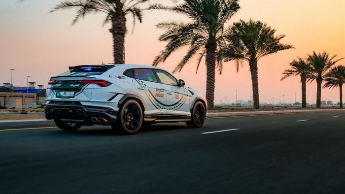 Lamborghini Urus Performante được cảnh sát Dubai sử dụng cho chiến dịch quảng bá urus-canh-sat-dubai-Mytour-2.jpg