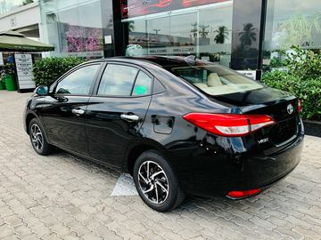 Toyota Vios 2023 vẫn sử dụng bộ la-zăng hợp kim 15 inch cho tất cả các phiên bản