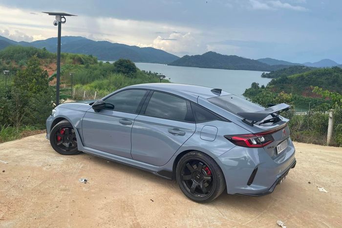 Honda Civic Type R đang được rao bán với giá đắt hơn xe mới, mặc dù đã chi phí 160 triệu đồng để nâng cấp.