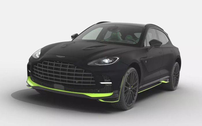 Aston Martin DBX 707 phiên bản giới hạn 11 chiếc sơn màu đen Oberon kết hợp điểm nhấn màu xanh lá từ xe đua F1 2023 của Aston Martin. Xe có la-zăng satin 23 inch và bộ kẹp phanh Aston Martin Racing Lime Green.