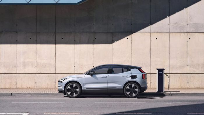 Giá xe Volvo EX30 2024 từ 980 triệu đồng, có thể đi được 442 km mỗi lần sạc. Ảnh: volvo-ex30-Mytour-2.jpg