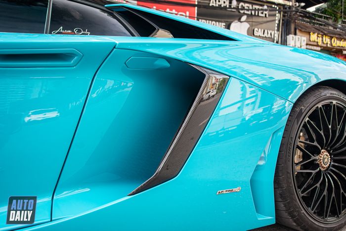 Lamborghini Aventador Roadster trình làng trên thị trường xe đã qua sử dụng với giá bán gây tranh cãi