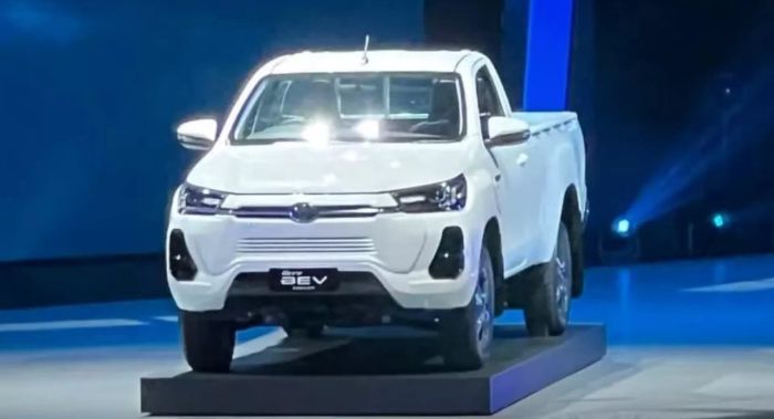 Mẫu bán tải điện của Toyota sẽ chính thức xuất hiện tại Thái Lan vào đầu năm 2024. Hình ảnh về mẫu xe này trong buổi giới thiệu với tên gọi Hilux.