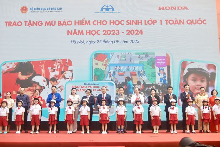 Honda trao tặng 2 triệu mũ bảo hiểm cho học sinh năm học 2023-2024 51-cac-dai-bieu-trao-tang-mu-bao-hiem-cho-cac-em-hoc-sinh-lop-mot-truong-tieu-hoc-phu-do.jpg