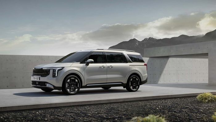 Kia Carnival 2024 được giới thiệu với hệ thống đèn mới và đuôi xe mượt mà hơn trong hình ảnh 2025-kia-carnival-south-korea.jpg
