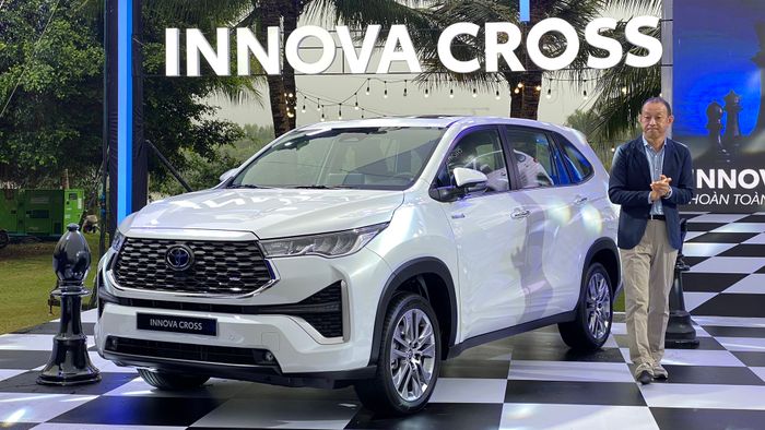 Toyota Innova Cross ra mắt tại Việt Nam với giá khởi điểm 810 triệu đồng và kèm theo hình ảnh innova-cross.jpg.