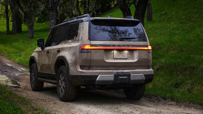 Lexus GX 2024 tăng giá đáng kể, bắt đầu từ 64.250 USD 2024-lexus-gx-overtrail-1213-8.webp