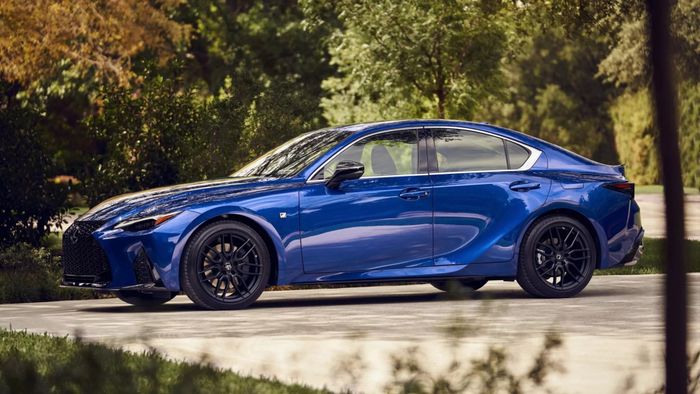 Lexus IS 2024 chính thức ra mắt, giá bán tăng cùng với việc bổ sung đầy đủ trang bị thể thao. Hình ảnh: lexus-is-2024-Mytour-9.jpg