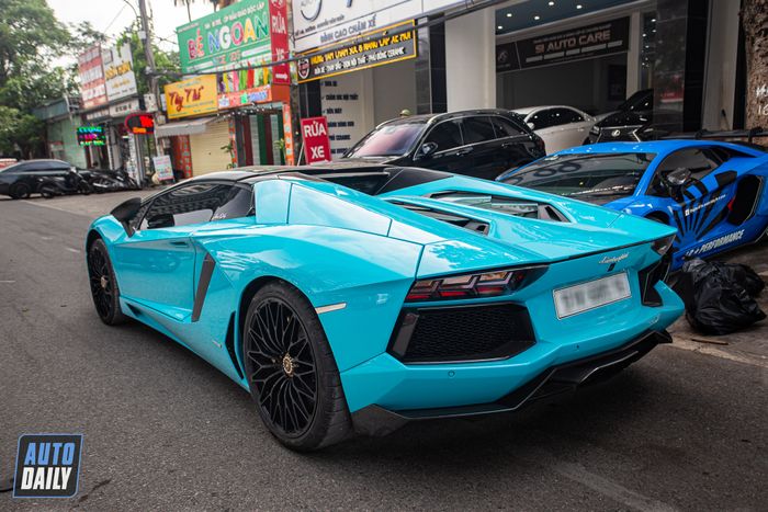 Lamborghini Aventador Roadster xuất hiện trên thị trường xe đã qua sử dụng với giá bán gây tranh cãi