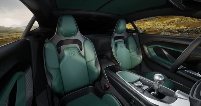 Aston Martin Valour phiên bản giới hạn với hộp số sàn mới ra mắt, thu hút sự chú ý của ông Đặng Lê Nguyên Vũ.